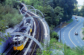 Bild einer Straßenbahn, die in Stuttgart im Grünen fährt.