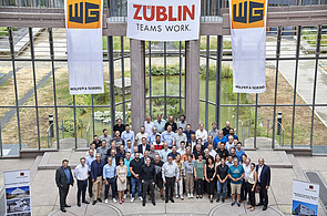 Bild mit vielen Mitarbeiterinnen und Mitarbeitern zum Anlass des Firmenjubiläums.