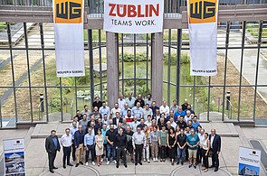 Bild mit vielen Mitarbeiterinnen und Mitarbeitern zum Anlass des Firmenjubiläums.