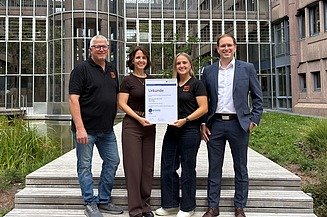 Foto mit dem fachlichen Ausbilder, der Ausbildungsleitung, der Ausbildungskoordinatorin und dem kaufmännischen Leiter