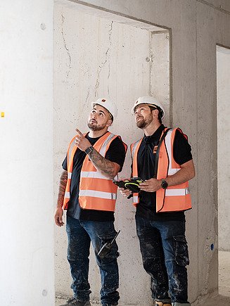 Foto von Kollegen auf einer Baustelle