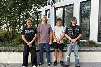 Gruppenfoto der neuen Auszubildenden und unseres neuen dualen Studenten 2026 vor einem der Unternehmensgebäuden während der Onboarding-Woche.